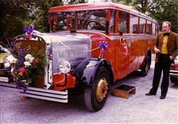 1980: Werner Utz neben seinem festlich geschm&uuml;ckten Magirus-Maybach Car
